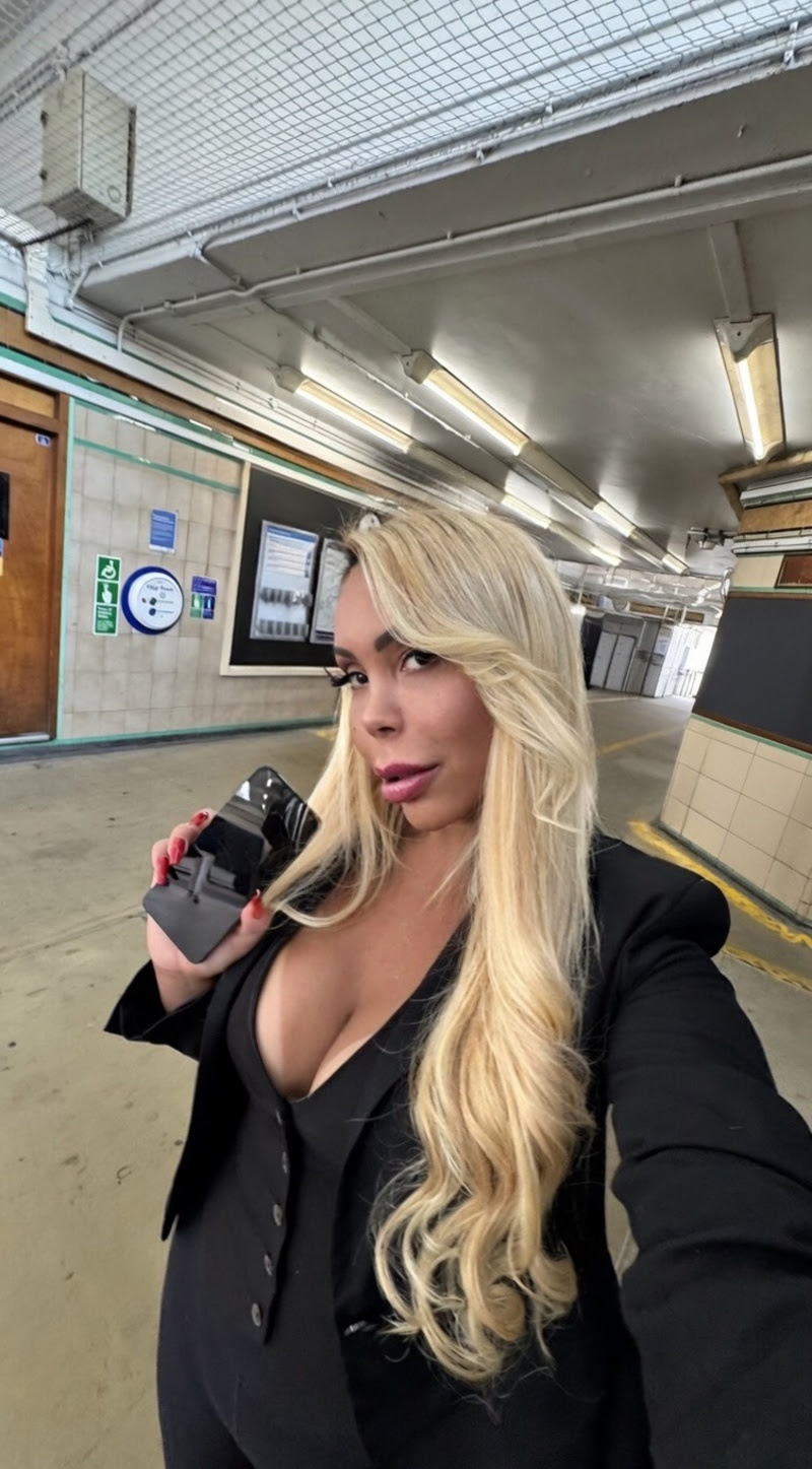 Influenciadora brasileira aplica “jeitinho” contra roubos de celular em Londres
