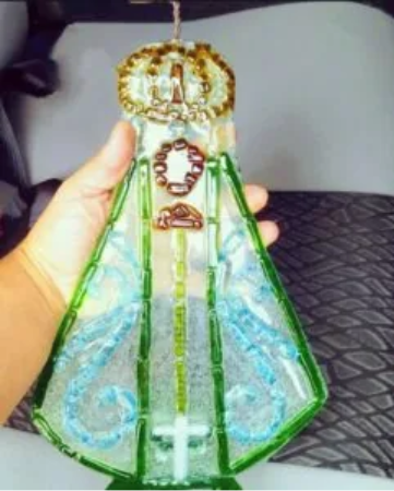 Artesã do Pará transforma vidro descartado em arte