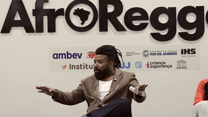 Rodrigo França ministra workshop para alunos do AfroReggae