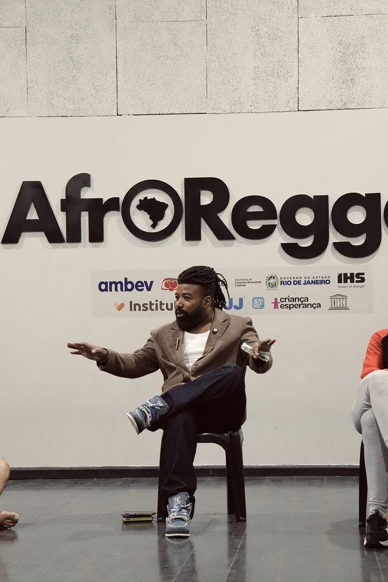 Rodrigo França ministra workshop para alunos do AfroReggae