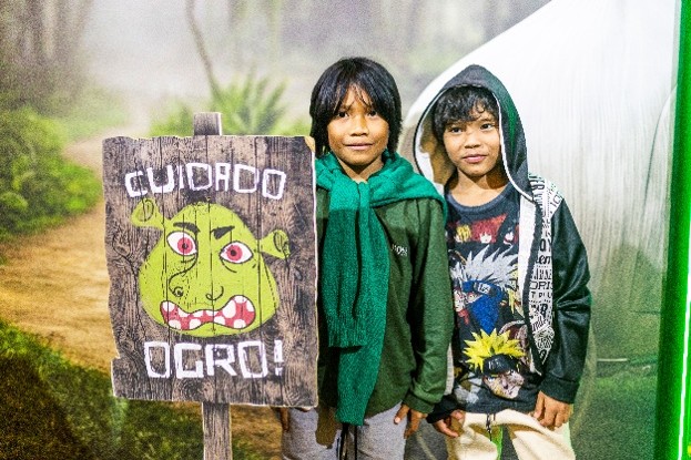 Indígenas assistem gratuitamente a Shrek – O Musical
