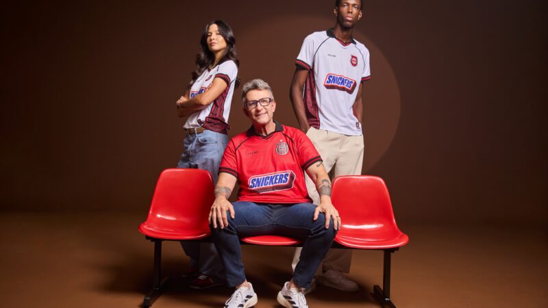 SNICKERS lança campanha ‘Bola Fora’ com Craque Neto