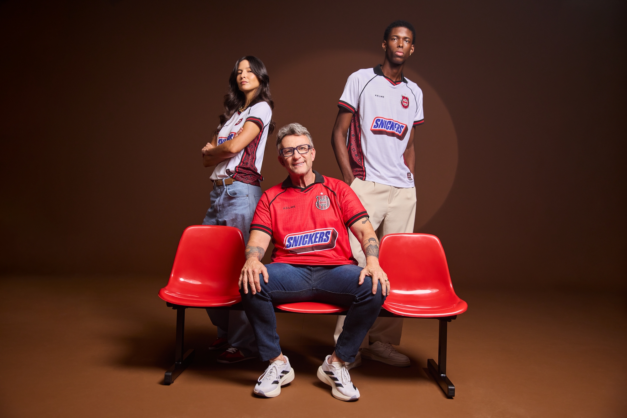 SNICKERS lança campanha ‘Bola Fora’ com Craque Neto