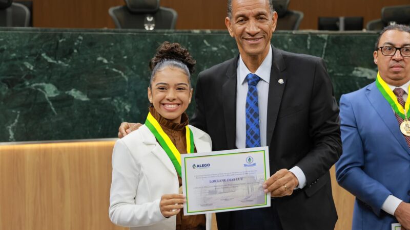 Lorrane Luz recebe homenagem histórica da ALEGO