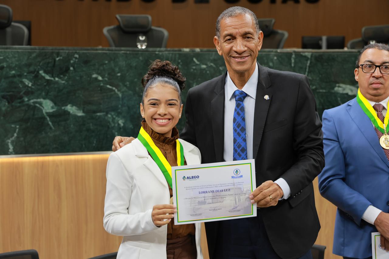 Lorrane Luz recebe homenagem histórica da ALEGO