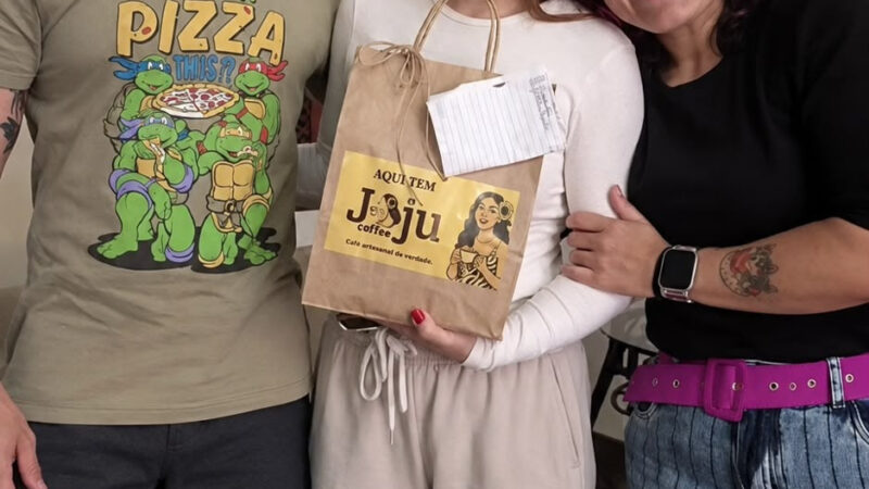 Naiara Azevedo homenageia fã durante show em São Paulo