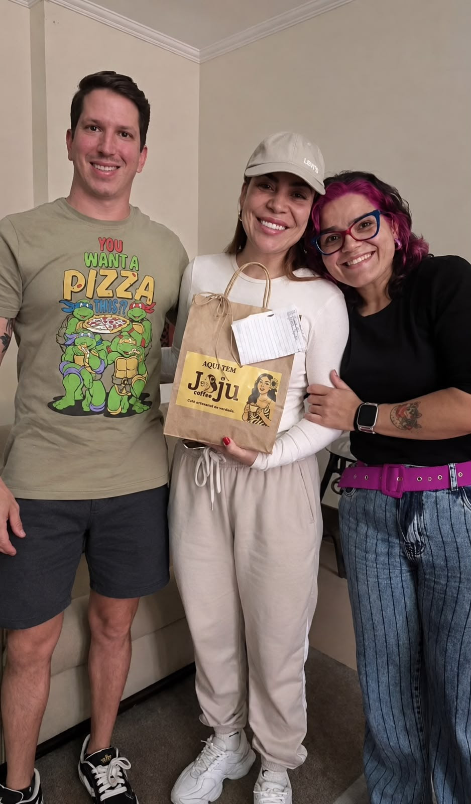 Naiara Azevedo homenageia fã durante show em São Paulo