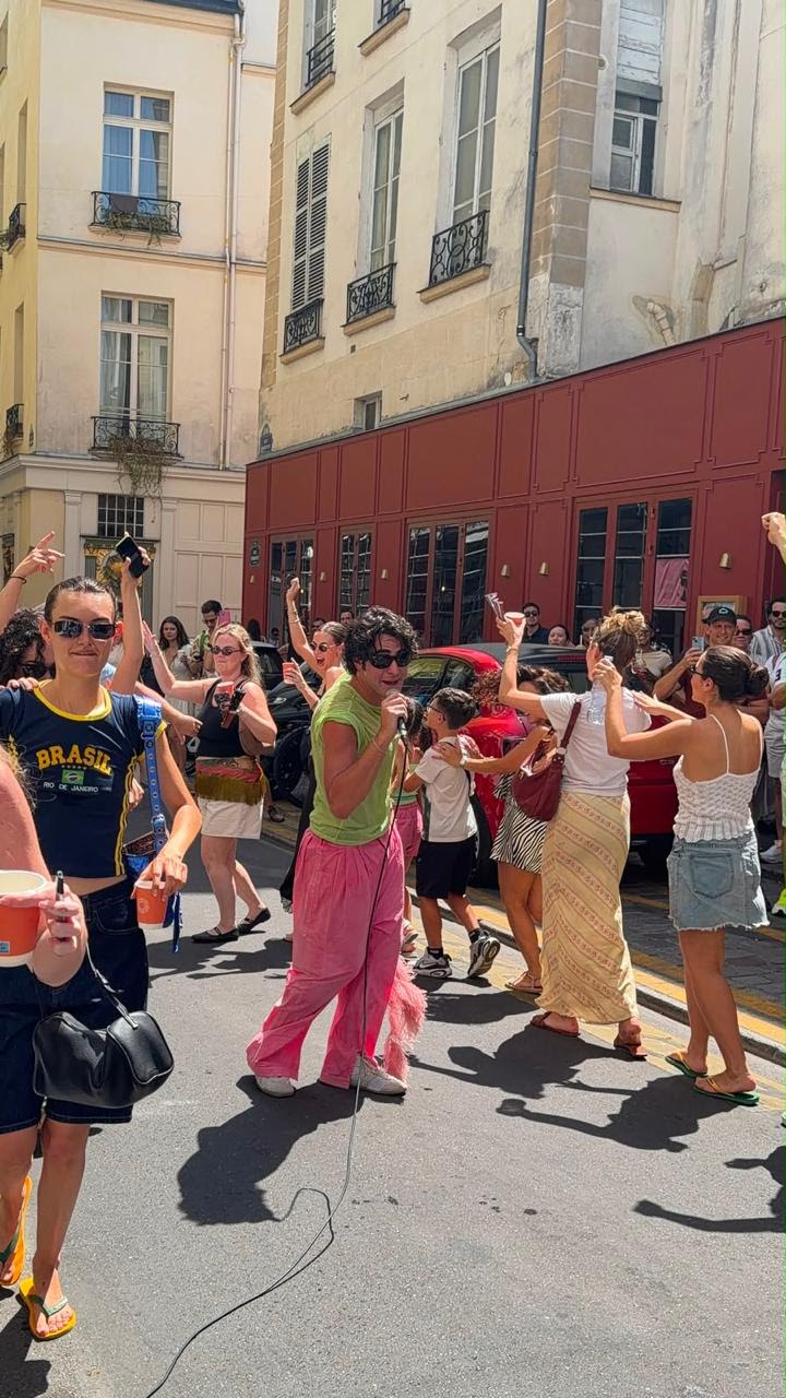 Lucas Pretti leva sonoridade brasileira às ruas de Paris durante a tradicional Fête de la Musique