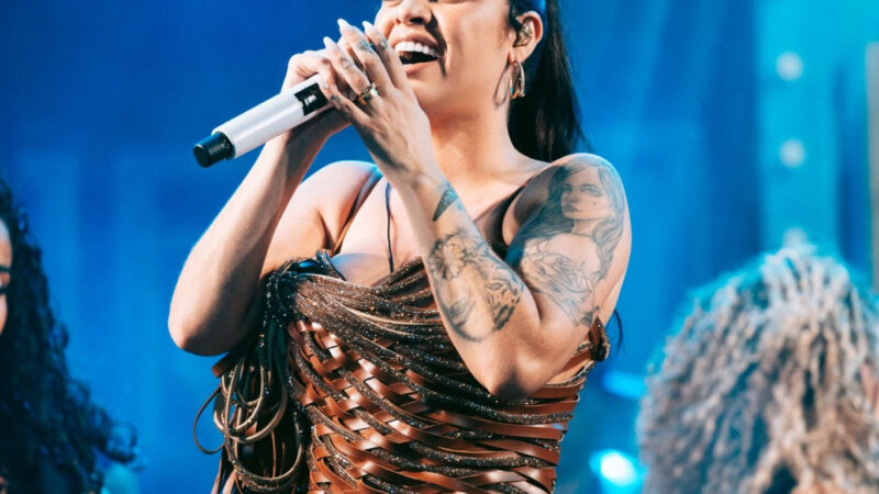Raphaela Santos emociona no São João da Paraíba