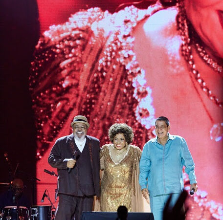 Zeca, Alcione e Aragão lotam Maracanã com samba