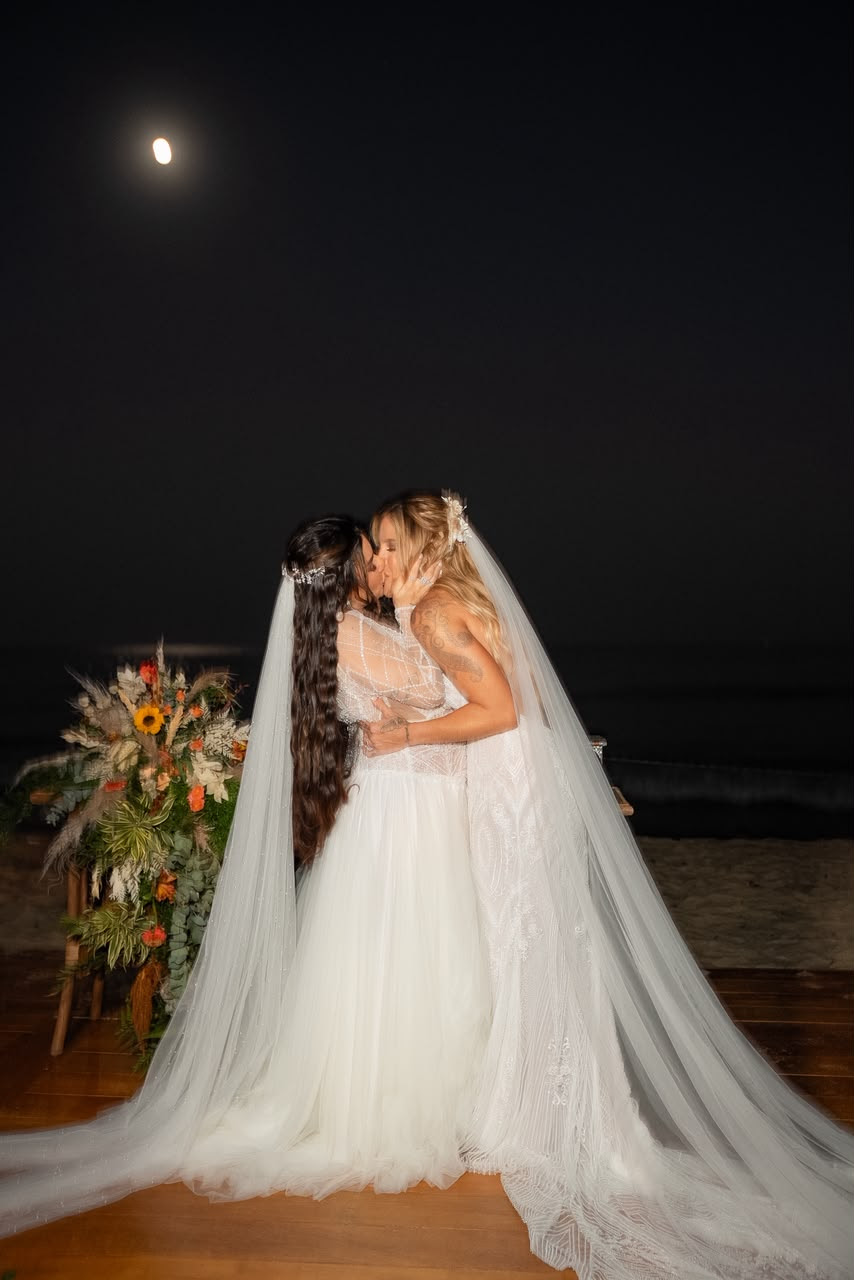Lauana Prado e Tati Dias oficializam união em Ubatuba