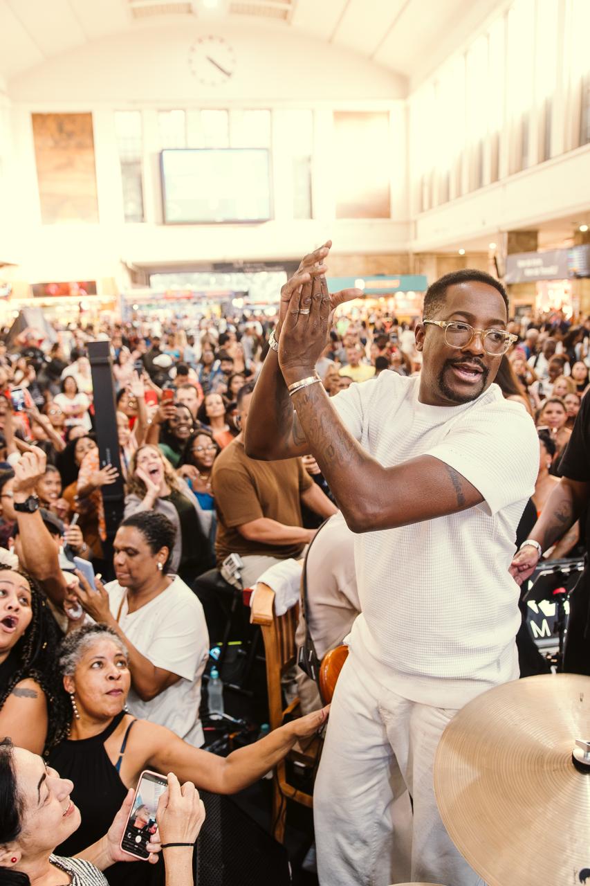 Mumuzinho faz show surpresa na Central do Brasil