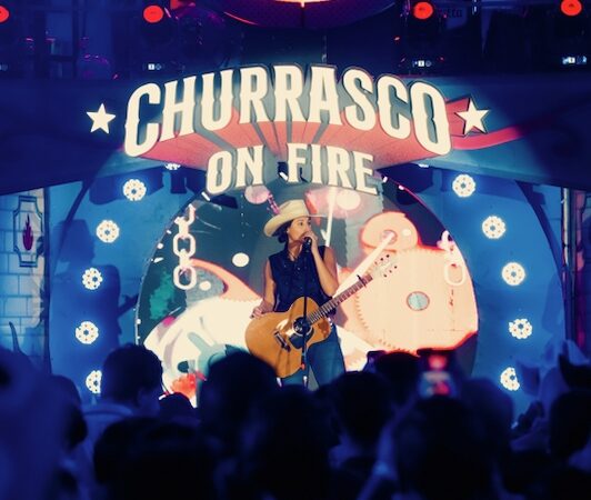 Churrasco On Fire recebe Angie K em show no interior de SP