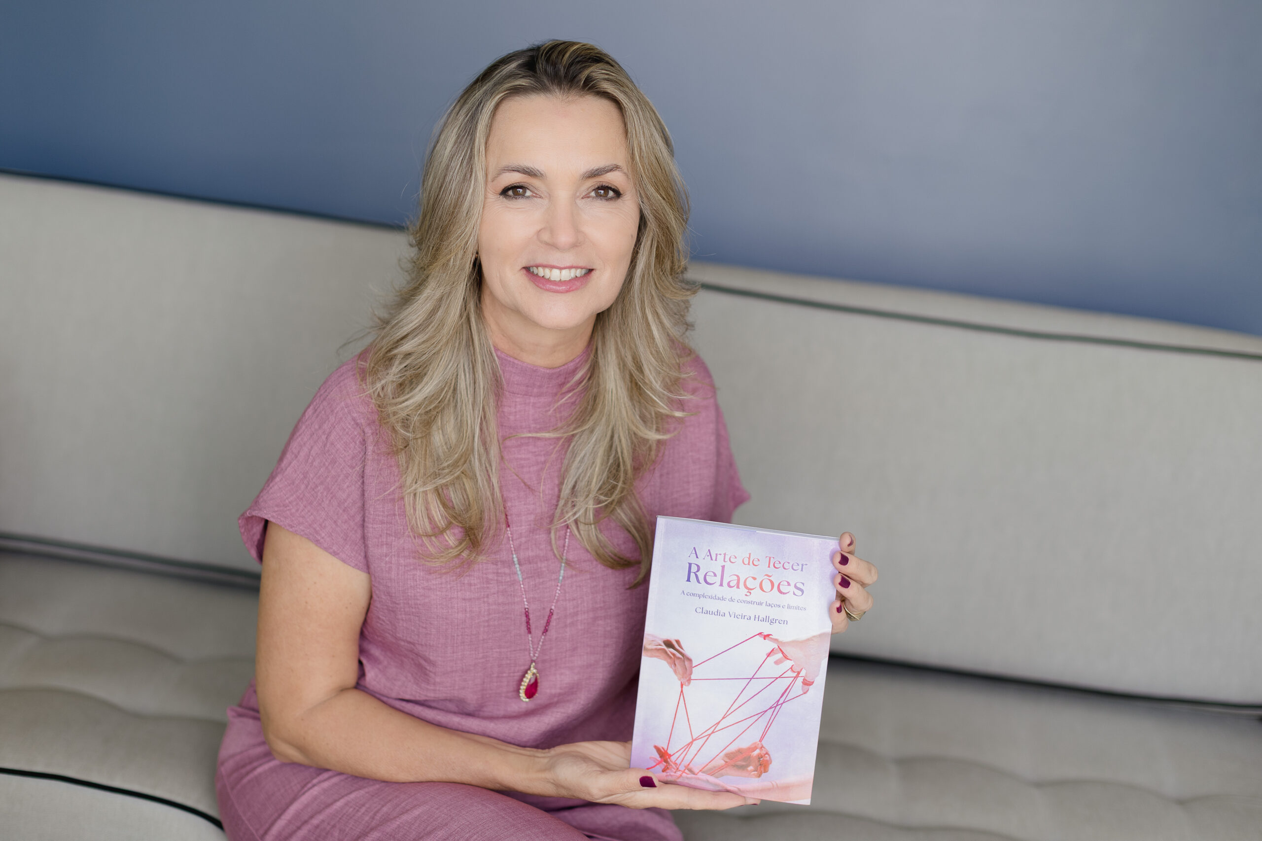 Psicóloga Claudia Hallgren lança livro sobre relacionamentos