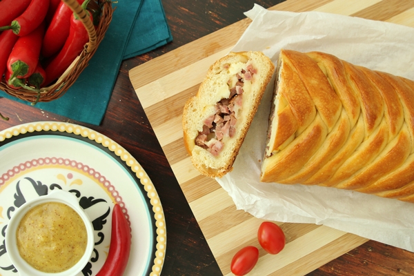 Dia do Panificador: aprenda pão trançado com calabresa
