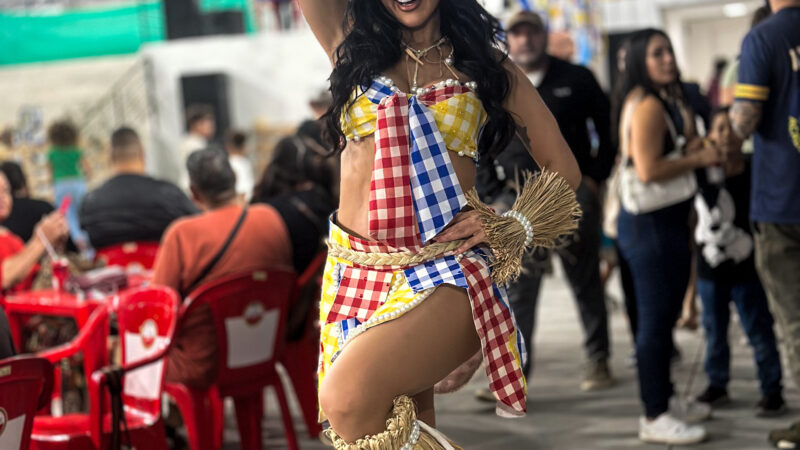 Carla Prata celebra tradição na festa junina da Tucuruvi