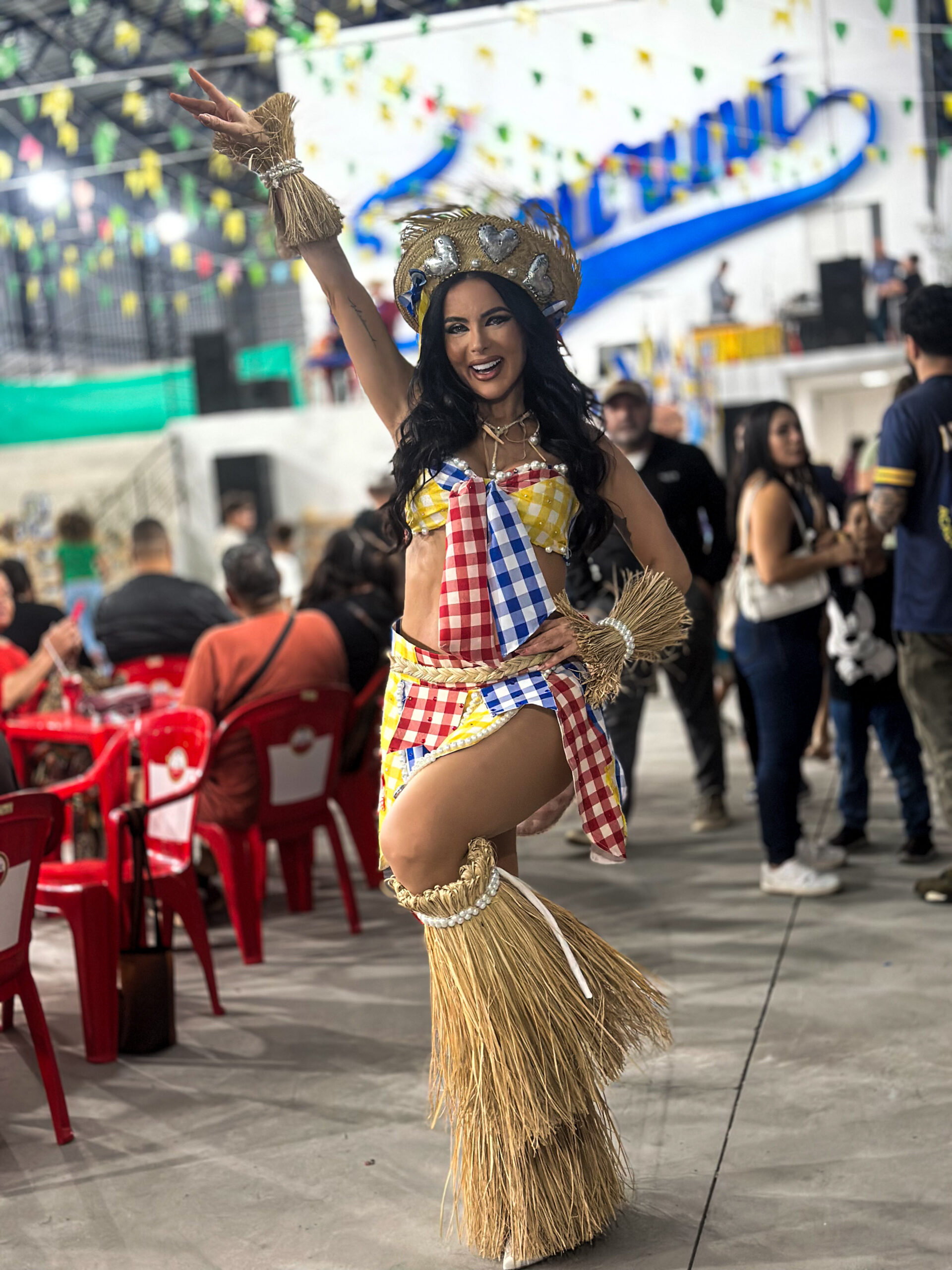Carla Prata celebra tradição na festa junina da Tucuruvi