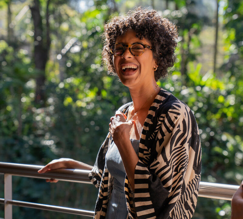 Thamiris Mandú comanda oficina de cerâmica em São Paulo