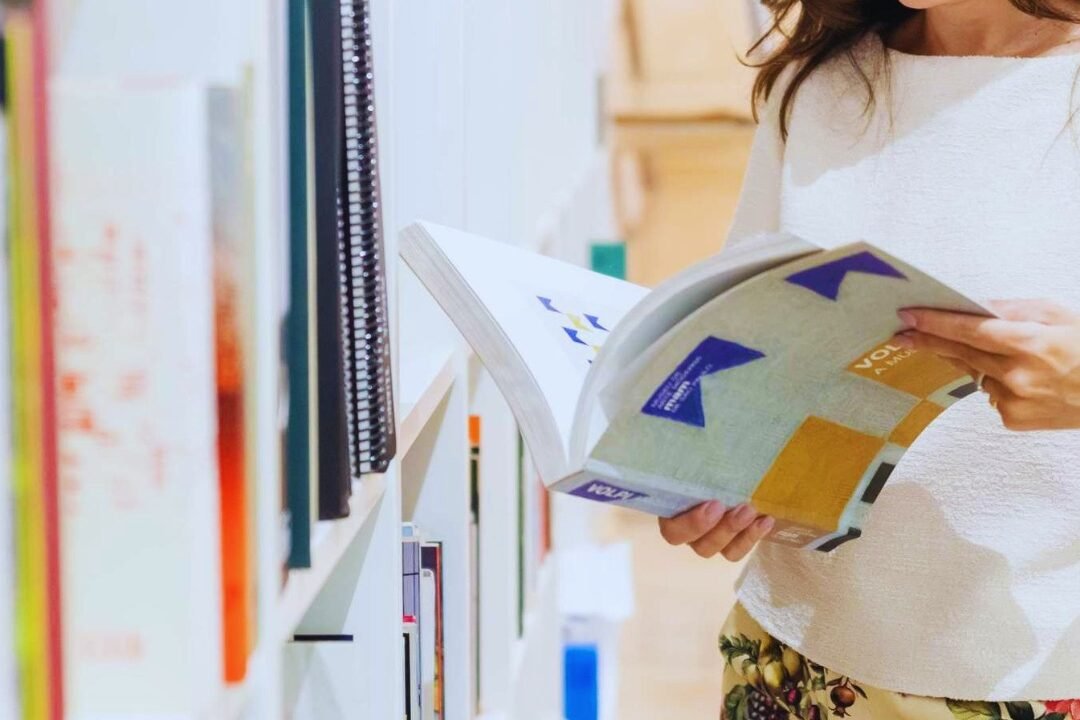 Carolina Mendonça estreia na literatura infantil com Pé de Quê?
