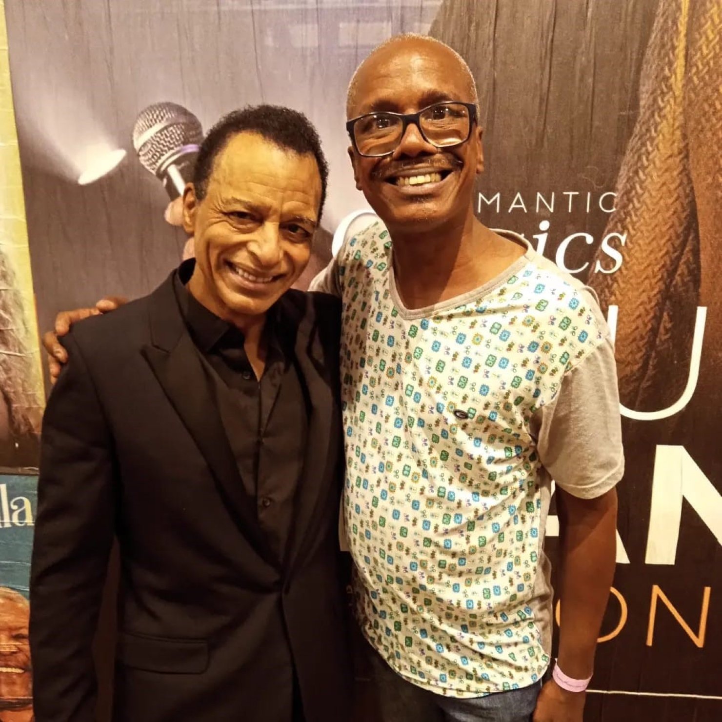 Fã de Jon Secada acompanha cantor há 34 anos