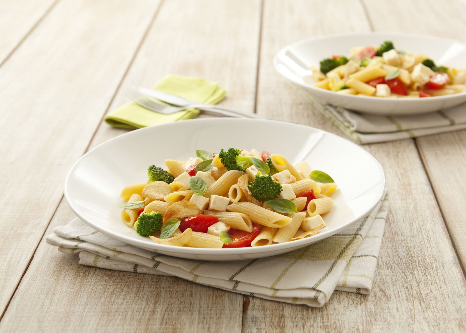 Penne com brócolis e queijo minas: receita leve sem molho