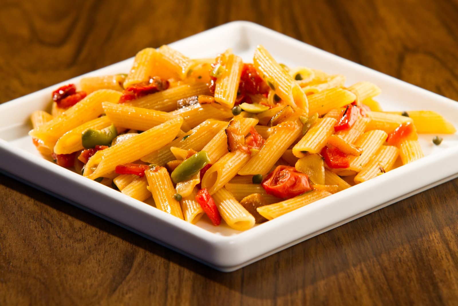Spaghetti Barilla all’Amatriciana com frango e manjericão