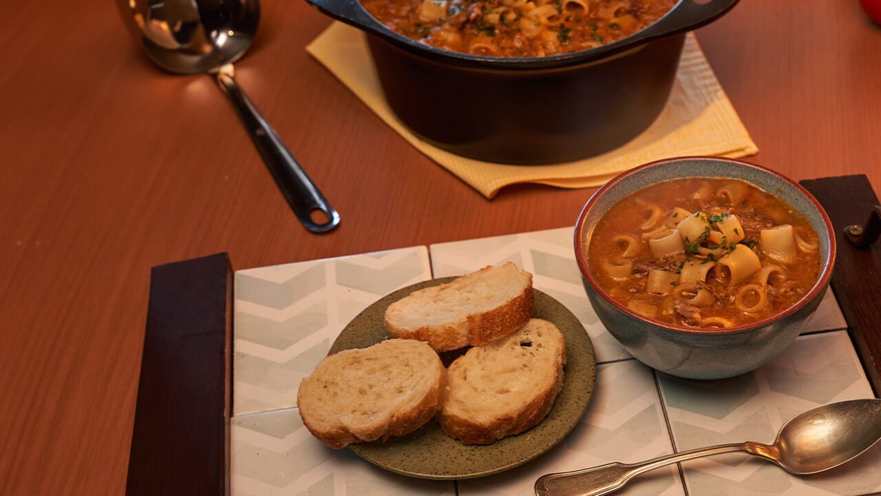 Sopa cremosa de batata com carne desfiada e macarrão