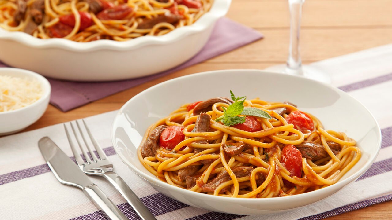 Spaghetti com cordeiro e ervas é opção para o fim de semana