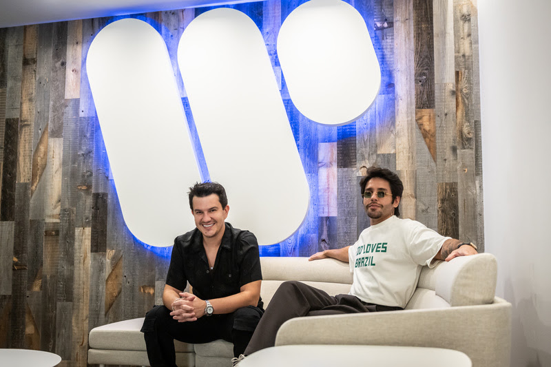 Hugo & Guilherme assinam com a Warner Music