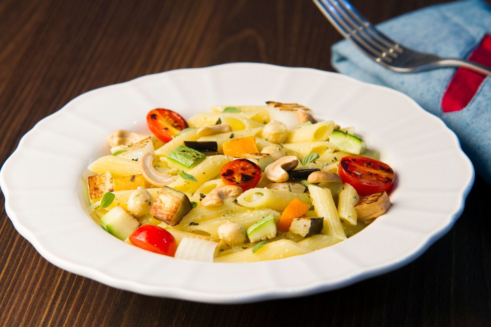 Salada de penne sem glúten combina legumes e pesto