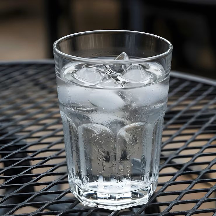 Beber água durante as refeições faz mal? Veja o que diz a nutrição