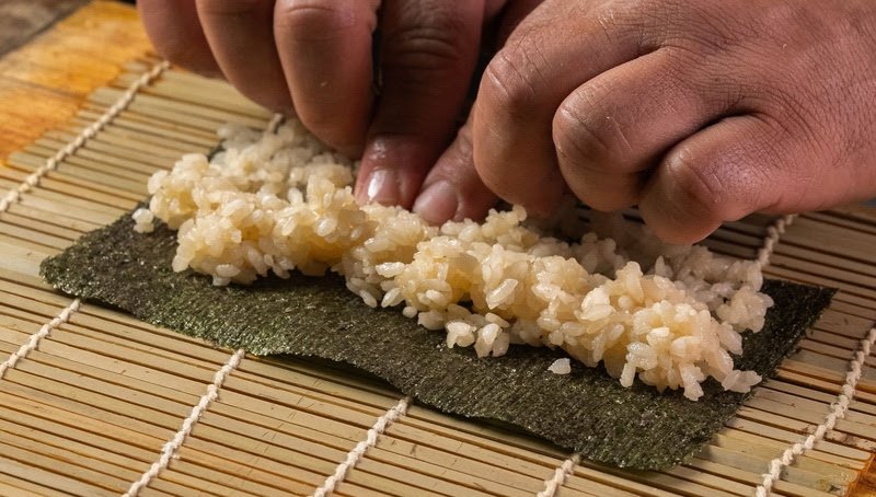 Chef explica tipos de arroz usados no preparo de sushi