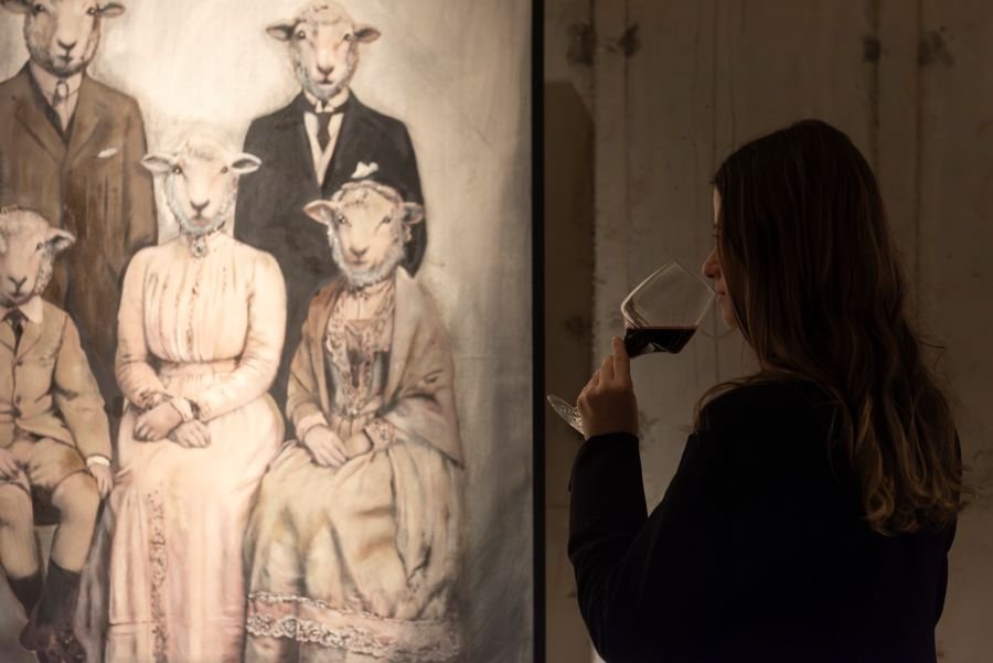 Vinícola Luiz Argenta transforma túnel em galeria de arte