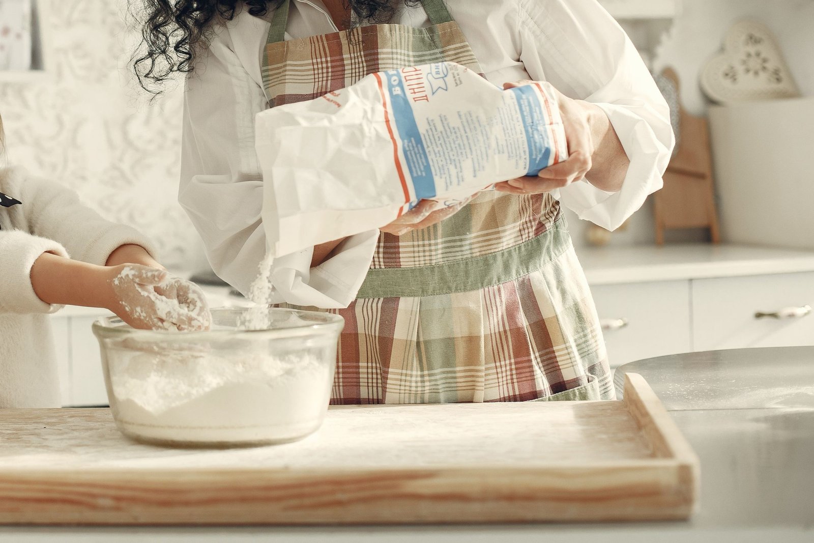 Cozinhar com crianças estimula autonomia e hábitos saudáveis