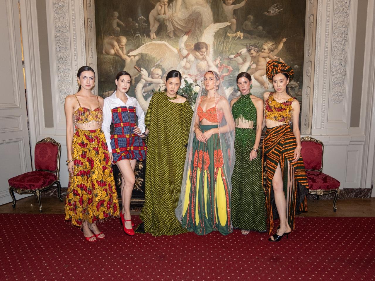 Gêmeas brasileiras Swanmy e Swara Sampaio desfilam em Paris