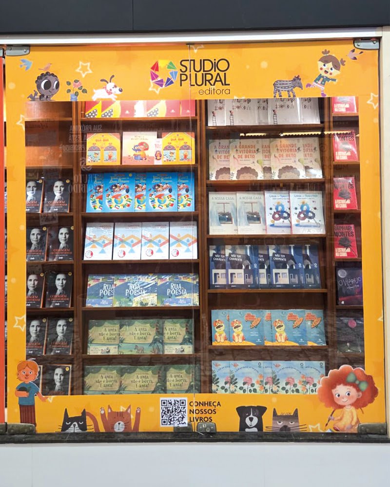 Studio Plural expõe 14 livros em vitrine na Martins Fontes